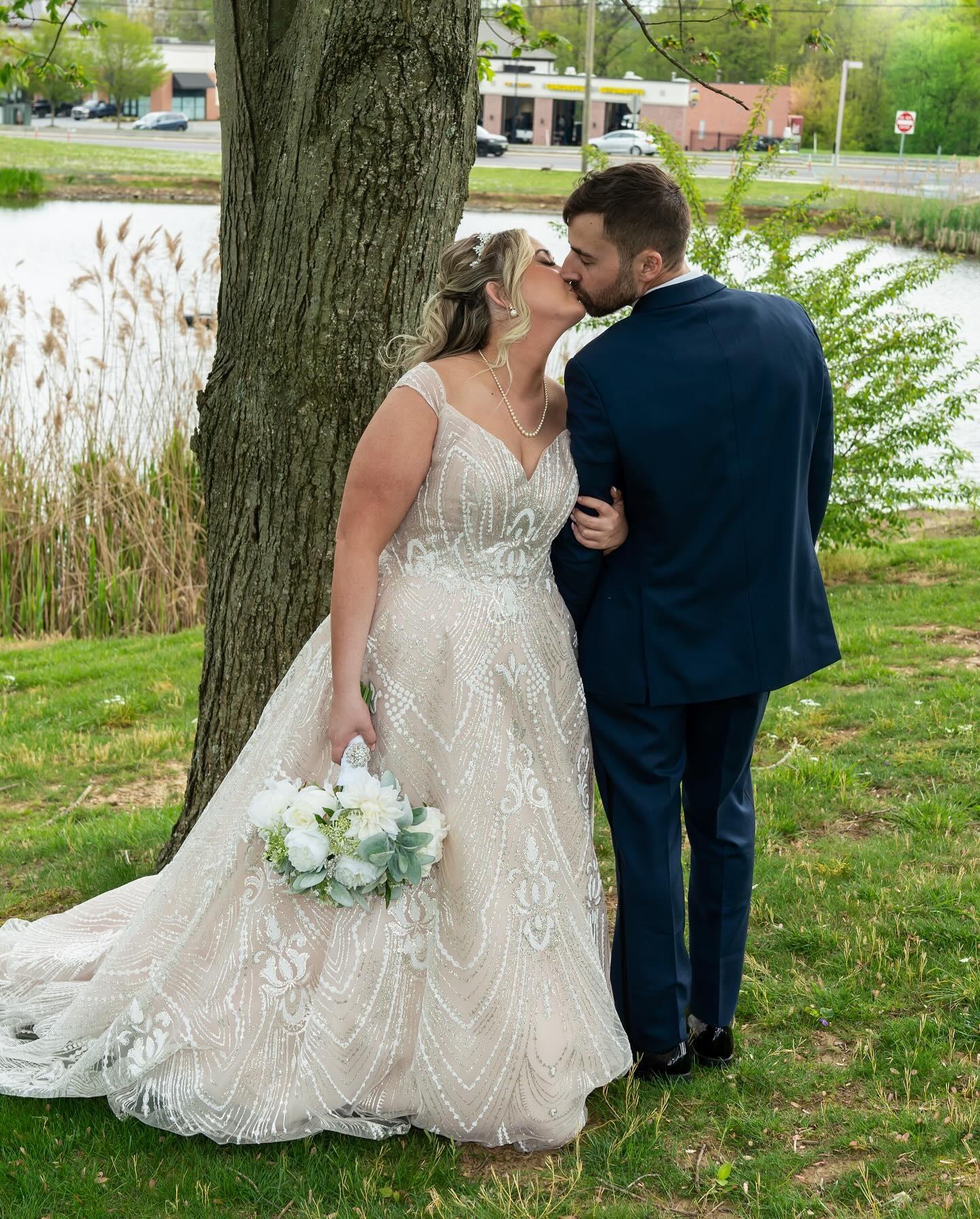 Capturing Timeless Memories: From the First Look to the Dance Floor